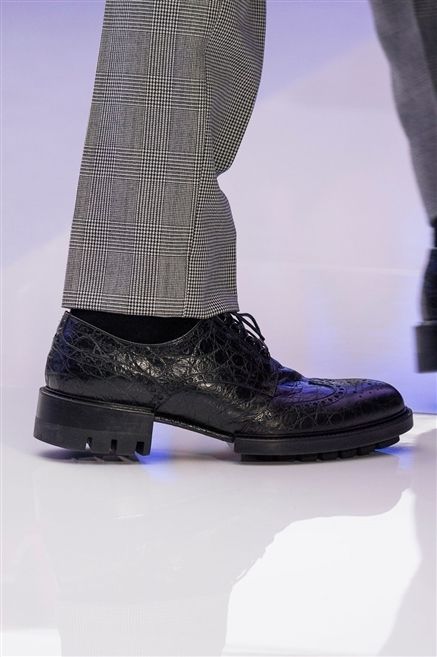Shoe, Pattern, Black, Grey, Synthetic rubber, Walking shoe, Ankle, Sock, Balance, 