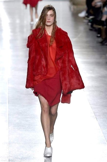 Fashion show, Shoulder, Human leg, Textile, Joint, Outerwear, Red, Runway, Style, Fashion model, 