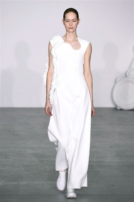 Dress, Sleeve, Shoulder, Joint, Standing, White, One-piece garment, Formal wear, Fashion model, Gown, 