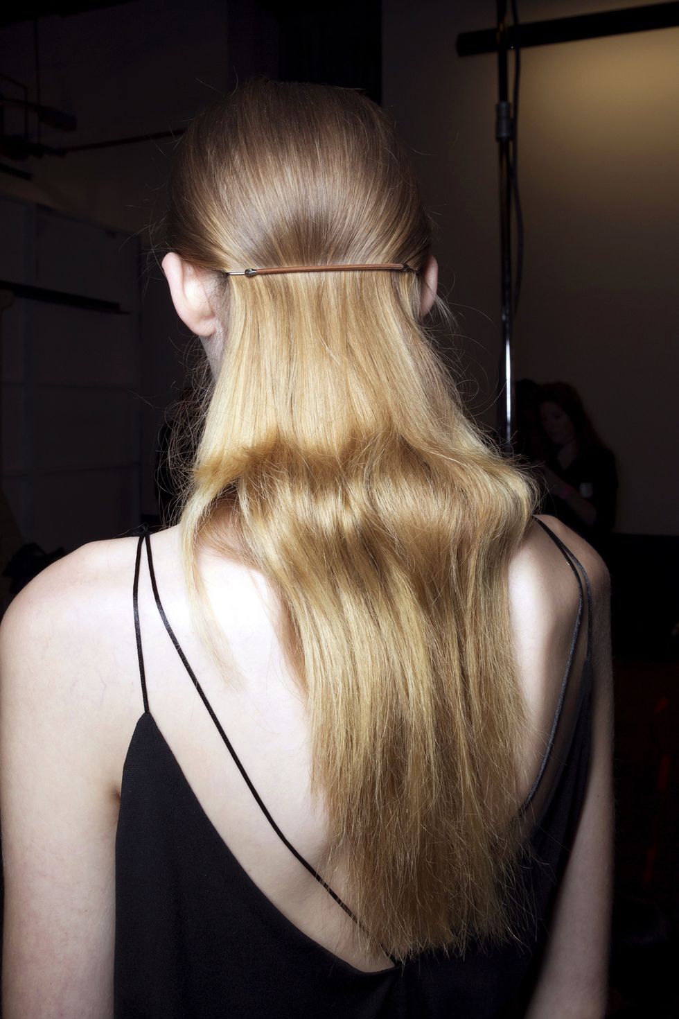 Hairstyle, Shoulder, Joint, Back, Style, Blond, Long hair, Fashion, Neck, Black, 