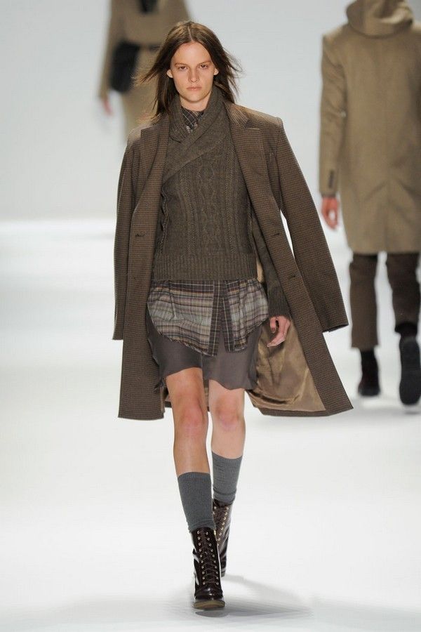 Clothing, Footwear, Leg, Brown, Sleeve, Shoulder, Winter, Textile, Fashion show, Joint, 