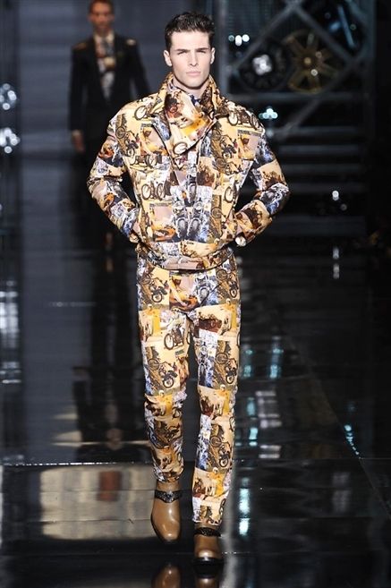 Human, Human body, Fashion show, Runway, Fashion model, Style, Fashion, Blazer, Camouflage, Public event, 