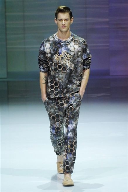 Human, Sleeve, Human body, Camouflage, Shoulder, Joint, Military camouflage, Style, Fashion show, Waist, 