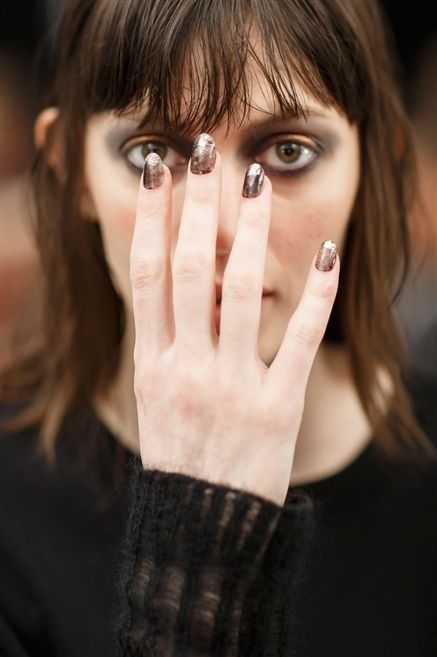 Finger, Lip, Hairstyle, Skin, Eyebrow, Hand, Eyelash, Wrist, Beauty, Nail, 