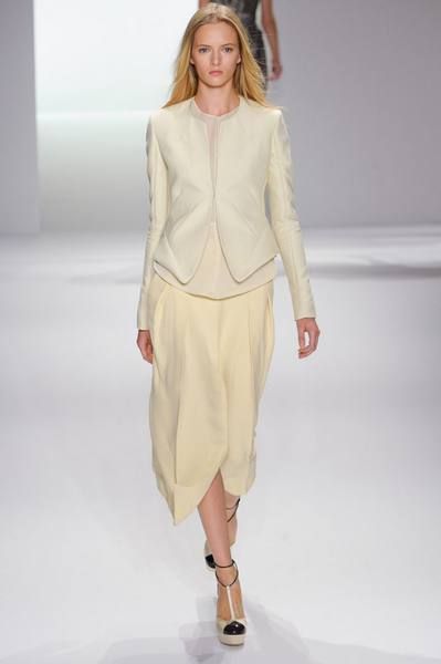 Sleeve, Shoulder, Textile, Joint, Outerwear, Fashion show, Style, Fashion model, Knee, Fashion, 