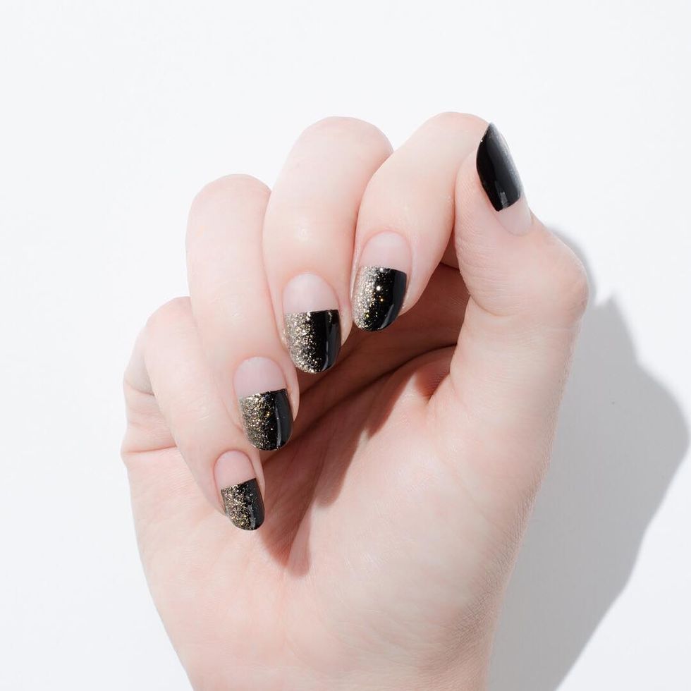 <p><span class="redactor-invisible-space" data-verified="redactor" data-redactor-tag="span" data-redactor-class="redactor-invisible-space">Go halfsies with a half black nail, with its own horizontal glitter ombre.&nbsp;</span></p><p><em data-redactor-tag="em" data-verified="redactor">Design by&nbsp;<span class="redactor-invisible-space" data-verified="redactor" data-redactor-tag="span" data-redactor-class="redactor-invisible-space"></span></em><a href="https://www.instagram.com/p/BLtxCtIjNBF/" target="_blank"><em data-redactor-tag="em" data-verified="redactor">@cassandre__marie</em></a><br></p>