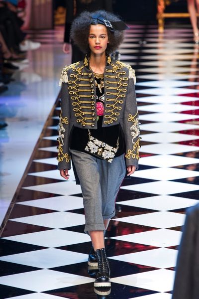Tendenze moda inverno 2017: giacche con alamari e marsine