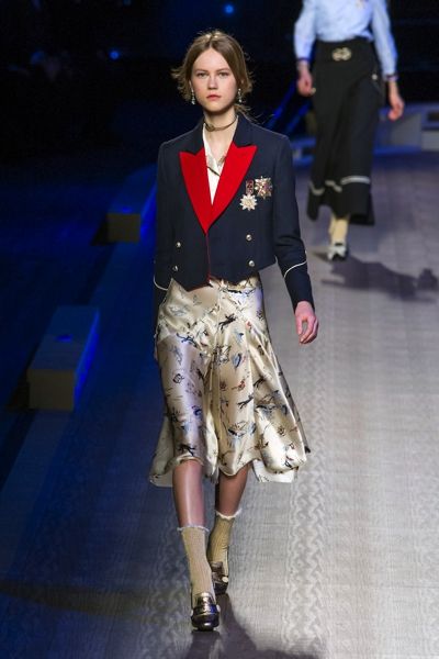 Tendenze moda inverno 2017: giacche con alamari e marsine
