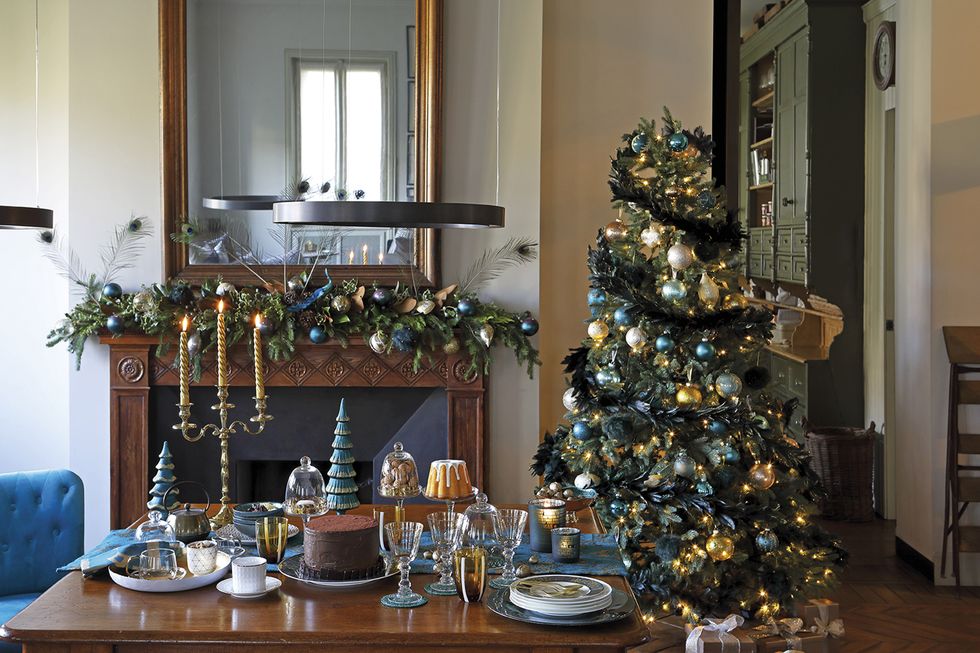 Room, Lighting, Interior design, Serveware, Dishware, Christmas decoration, Home, Table, Interior design, Christmas tree, 