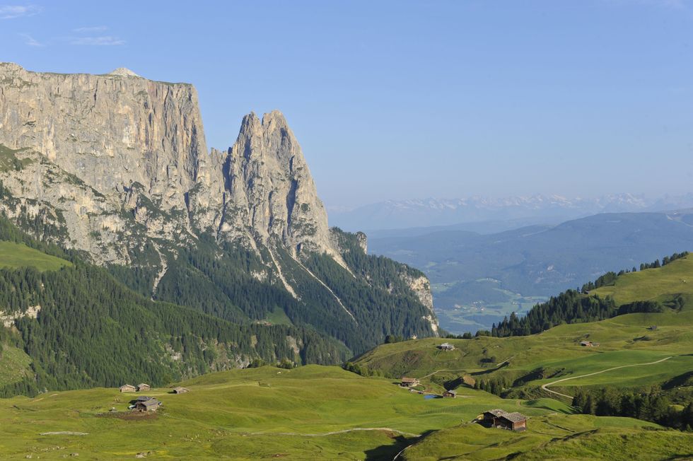 <p>I nati sotto il segno governato da Urano, possono essere molto sensibili e ragionatori. Le stelle dicono che l'oroscopo dell'Acquario del 2017 non sarà affatto facile. Sfruttate quindi la forza del vostro elemento: l'aria, e volate! A 3mila metri di altitudine, si può provare l'emozione di sorvolare le Dolomiti dell'area vacanze Alpe di Siusi (Seiser Alm/Südtirol). Le linee inconfondibili del massiccio dello Sciliar, i paesi immersi in scenari naturali incantati, da vivere sugli sci o attraverso escursioni, si aprono ad uno sguardo privilegiato. Si parte dal Monte Bullaccia - molto amato per la sua perfetta corrente ascensionale calda - dove il tandem team accompagna chi vuole sperimentare il volo sulle cime per poi tornare planando a Castelrotto. Il volo dura circa 20 minuti e il prezzo è a partire da 100 euro. (<a href="http://www.seiseralm.it" target="_blank">www.seiseralm.it</a>)</p>