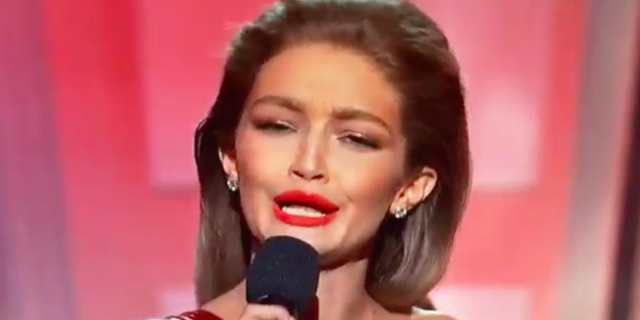 Gigi Hadid imita Melania Trump