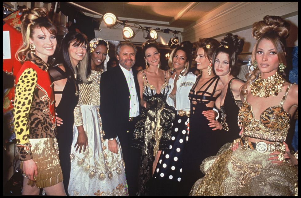 Gianni Versace con le sue modelle