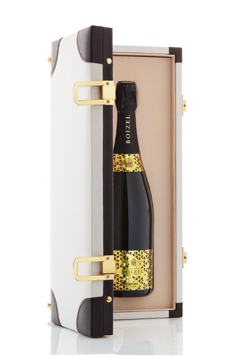 <p>Limited edition per Natale realizzata da Clara Molloy, fondatrice dei profumi Memo Paris: un baule in miniatura per uno champagne pronto a viaggiare.<br></p>