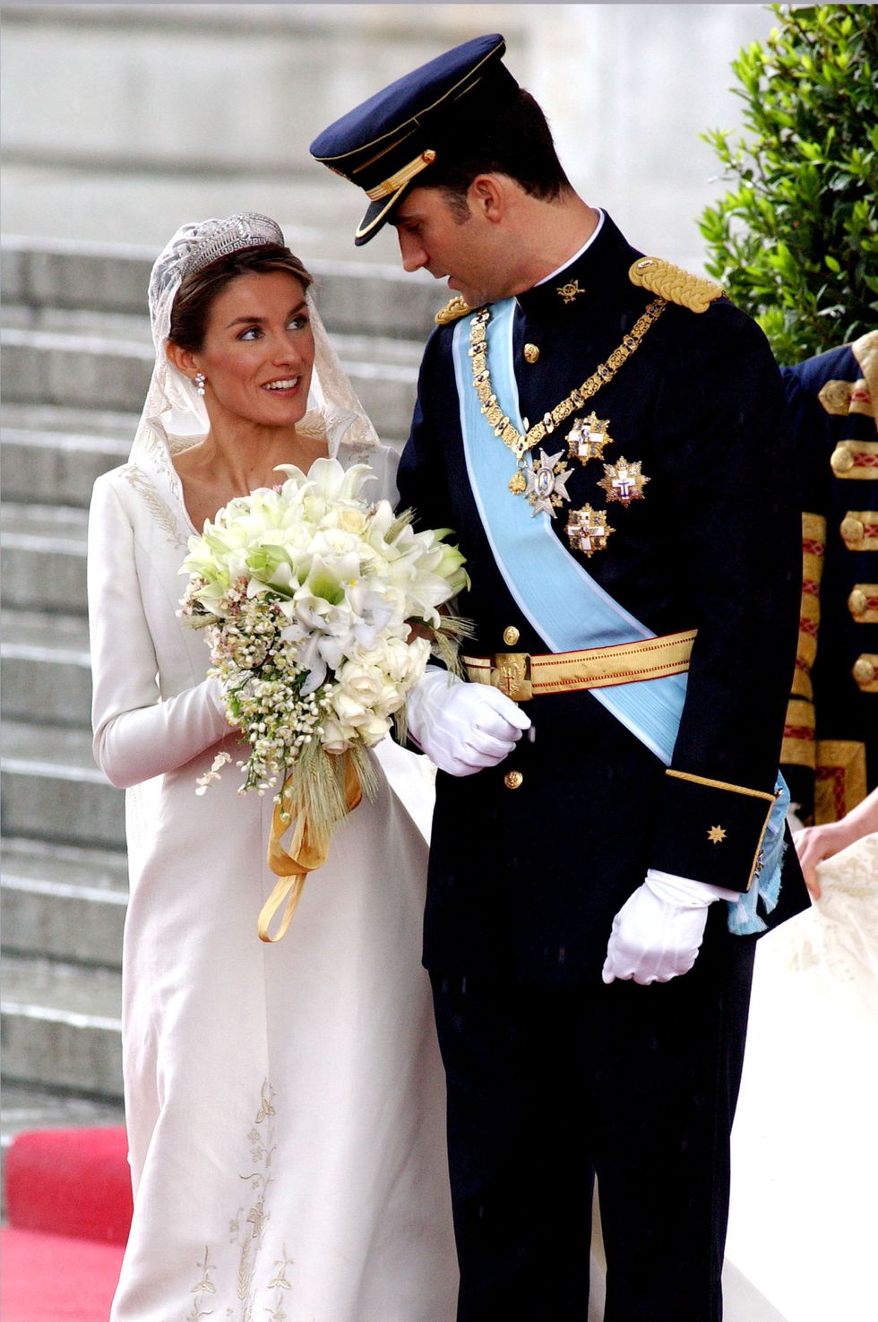 Petal, Photograph, Bouquet, Bridal clothing, Flower, Happy, Dress, Formal wear, Coat, Tradition, 