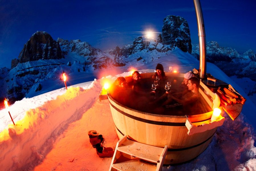 <p>Al Rifugio Lagazuoi a Cortina, la sauna finlandese riscaldata a legna gode di un'impareggiabile vista sulle Dolomiti. Una vera esperienza multisensoriale, dove il piacere degli occhi si somma a quello del calore sulla pelle. (foto Gaspare Bandion)</p><p>Info: <a href="http://www.rifugiolagazuoi.com">www.rifugiolagazuoi.com</a></p>