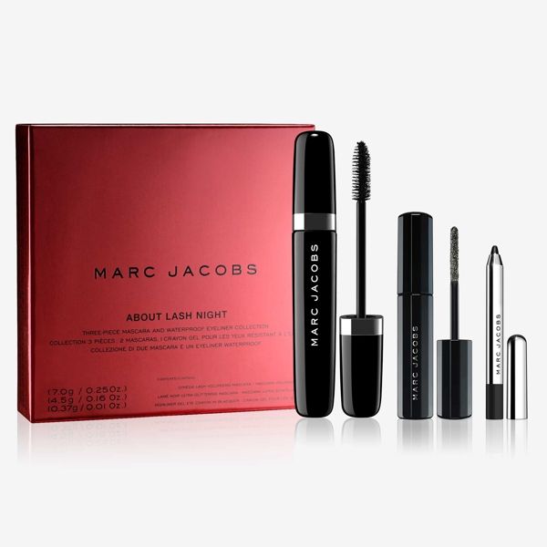 About Lash Night Kit di 2 Mascara e 1 Matita Gel Occhi di Marc Jacobs Beauty (da Sephora): il regalo perfetto per chi prende molto "seriamente" il makeup delle Feste (39,90 euro).<p></p>