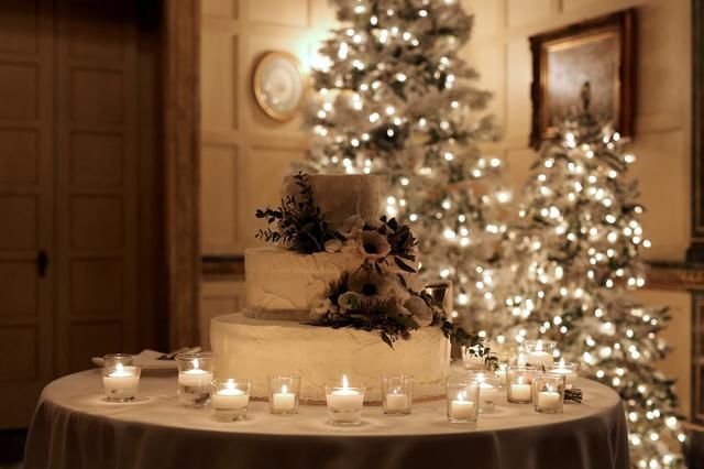 Lighting, Event, Interior design, Christmas decoration, Room, Interior design, Christmas tree, Decoration, Tablecloth, Holiday, 