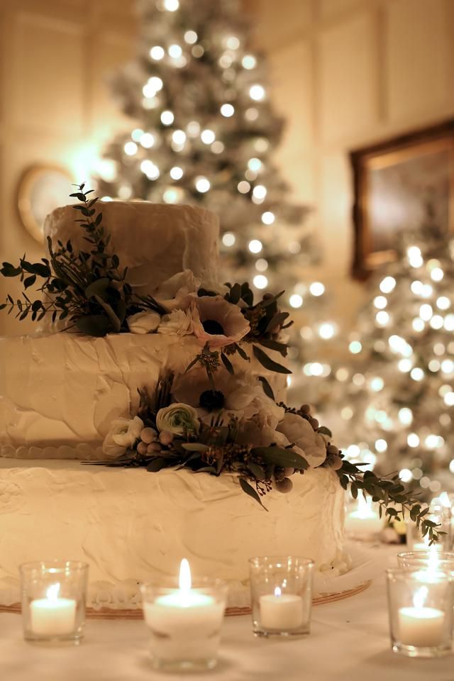 Lighting, Event, Christmas decoration, Interior design, Wax, Interior design, Candle, Light, Holiday, Decoration, 