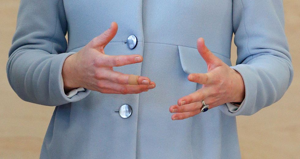 Finger, Product, Sleeve, White, Collar, Gesture, Thumb, Blazer, Wrist, Metal, 