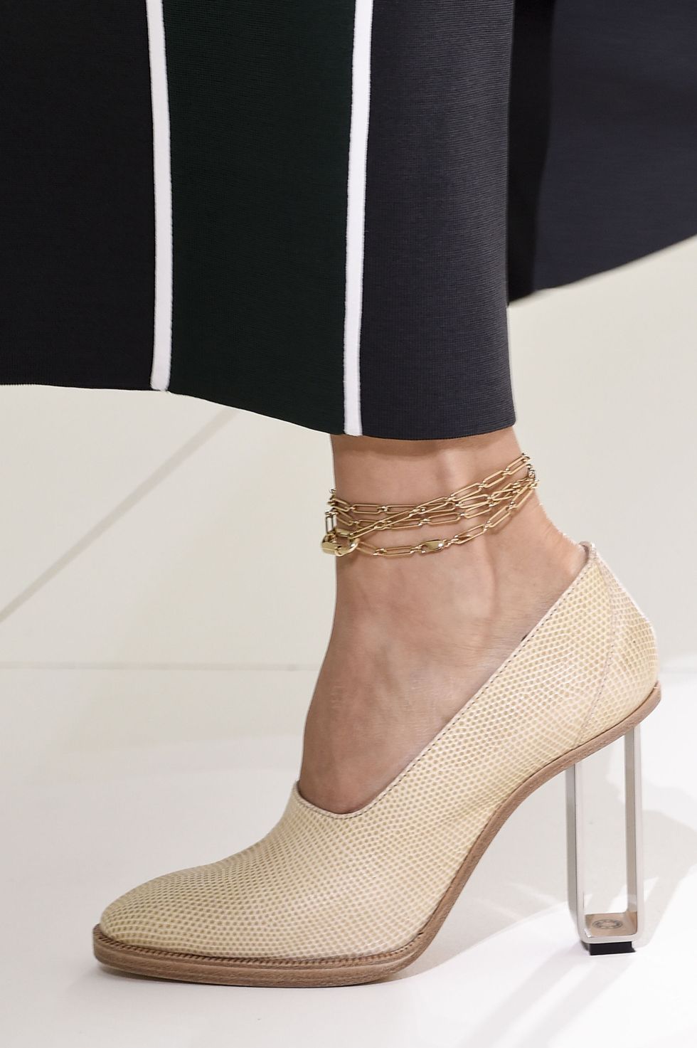 <p>Don't&nbsp;neglect your&nbsp;feet this season. Apply&nbsp;Hermes' anklet bracelet trick:&nbsp;Instead of a dainty chain, they wrapped a necklace multiple times around for this chunky, layered look.</p>