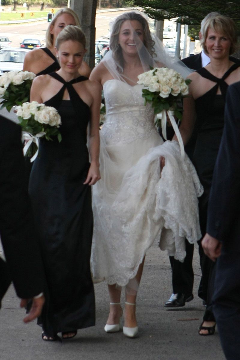 <p>L'attrice in nero (come le altre damigelle) per il matrimonio della sua amica a Sydney nel 2008.</p>
