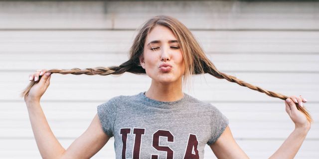 Hairstyle, Shoulder, Style, T-shirt, Muscle, Neck, Long hair, Brown hair, Blond, Street fashion, 