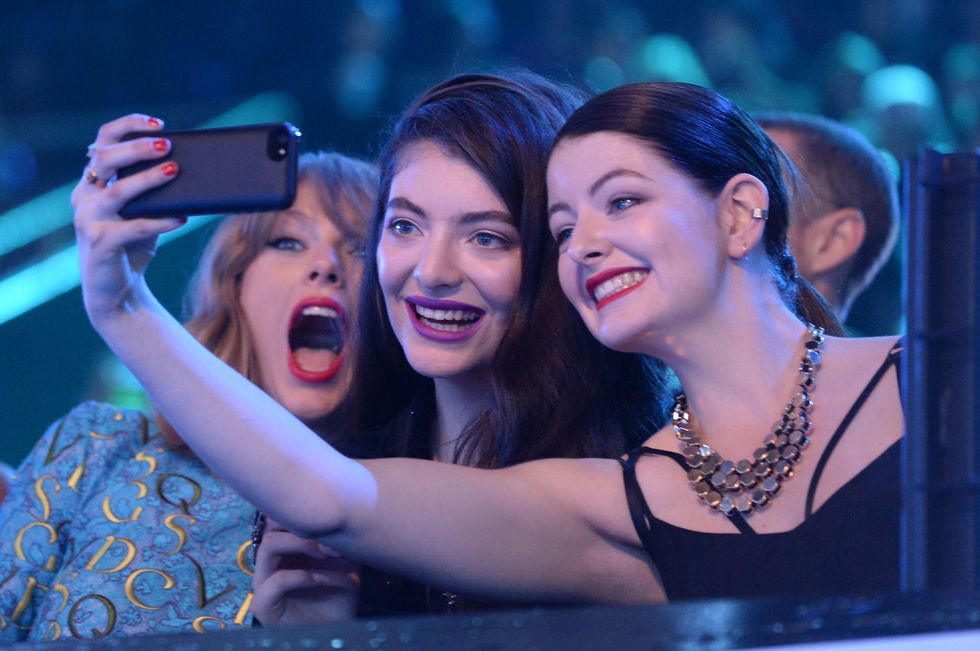 INGLEWOOD, CA - AUGUST 24:  (L-R) Recording artists Taylor Swift, Lorde and guest take a selfie at the 2014 MTV Video Music Awards at The Forum on August 24, 2014 in Inglewood, California.  (Photo by Jeff Kravitz/MTV1415/FilmMagic)