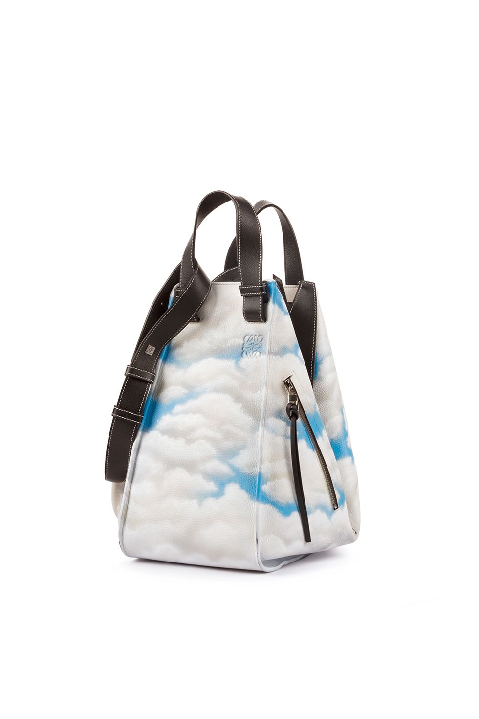 <p>Direttamente dalle passerelle, questa nuova borsa Hammock presenta una nuvola stampata su morbida pelle. L'ampio design della borsa è forse il suo aspetto&nbsp;migliore. La stampa con le nuvole si abbina con tutto e sarà sorprendentemente facile portarla ogni giorno.</p>