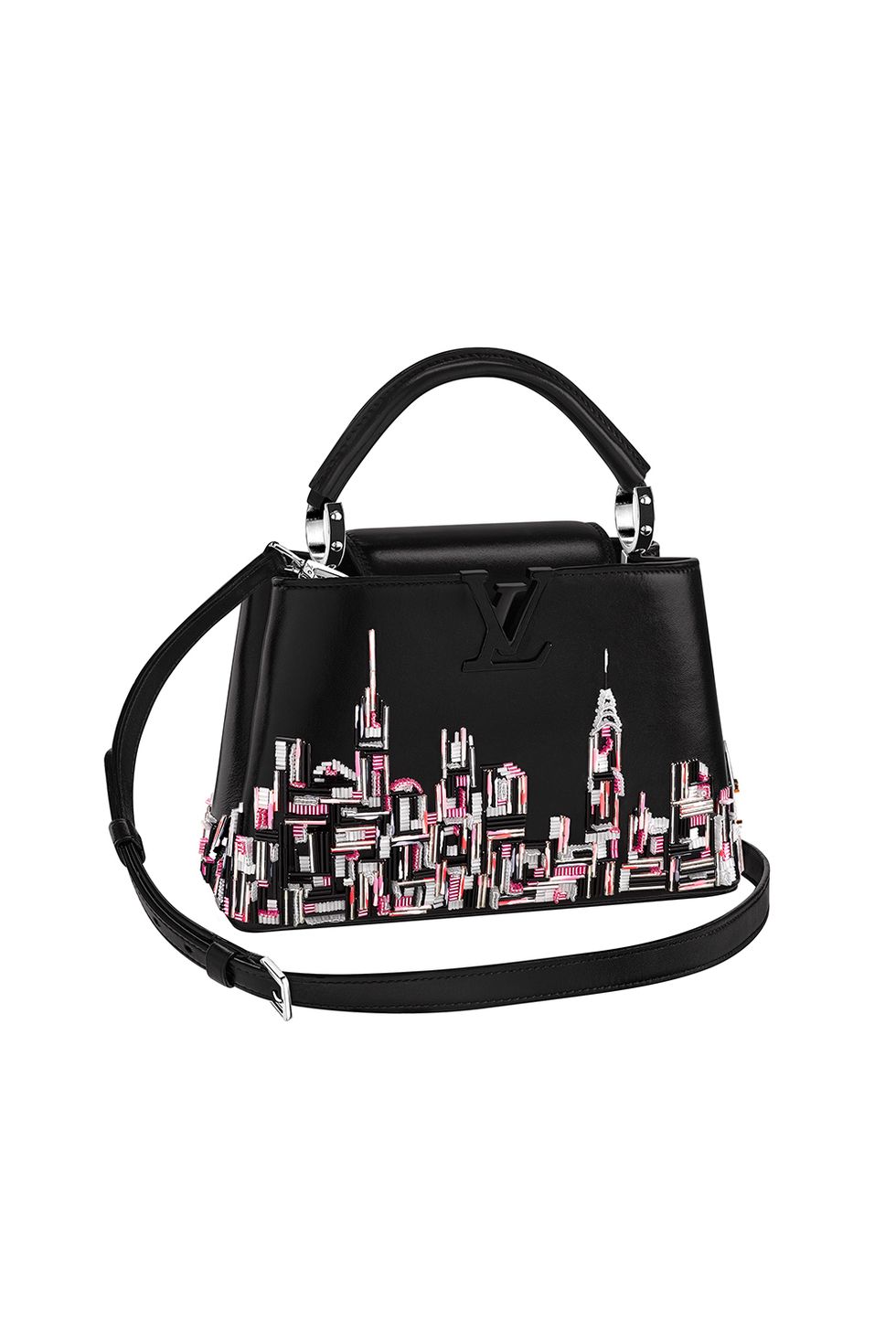 <p>La borsa Louis Vuitton Capucines ha avuto un restyling in questa stagione per commemorare il rinnovamento del negozio di SoHo. Lavorata con perline e ricamata con lo skyline di New York, questa borsa starà benissimo portata al braccio.</p>