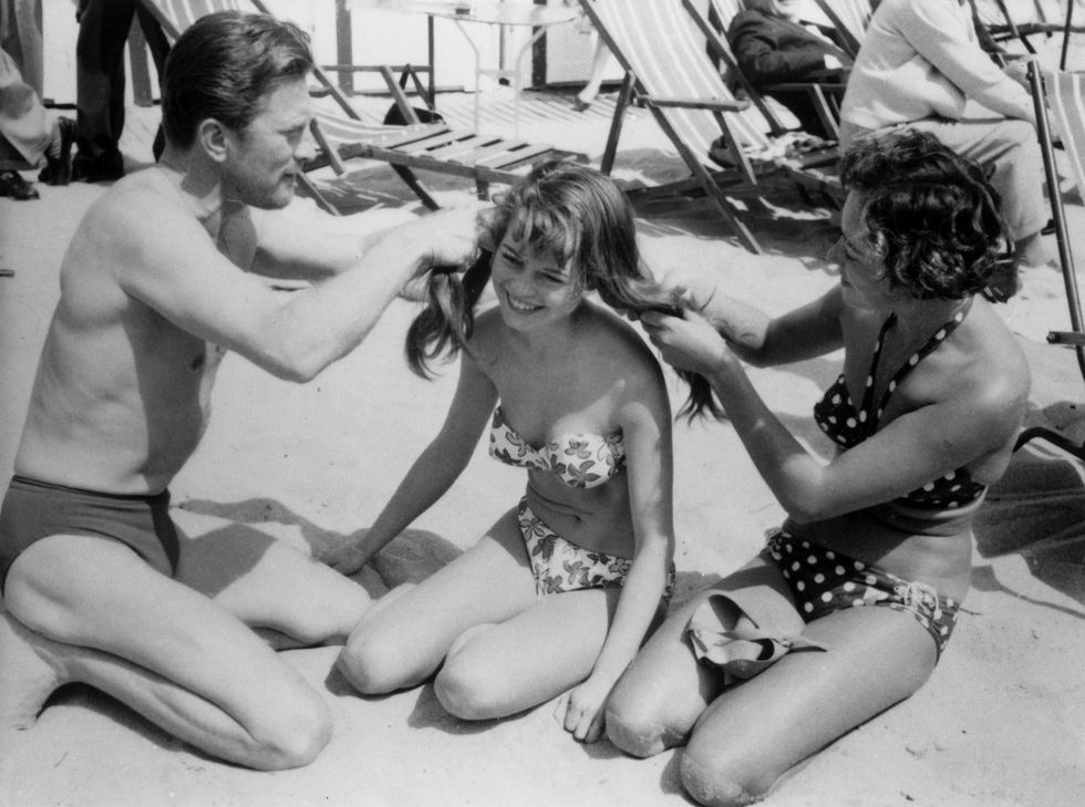 <p>Just another casual beach braiding sesh with Kirk Douglas.</p>