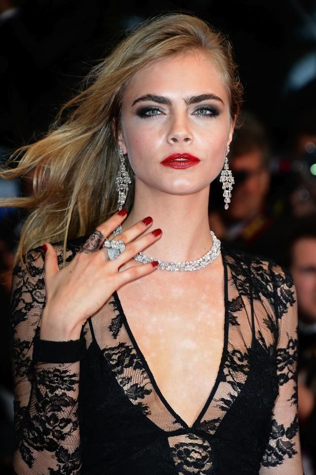 <p>          Bellissima Cara Delevingne in rosso intenso.  <span class="redactor-invisible-space"></span></p>