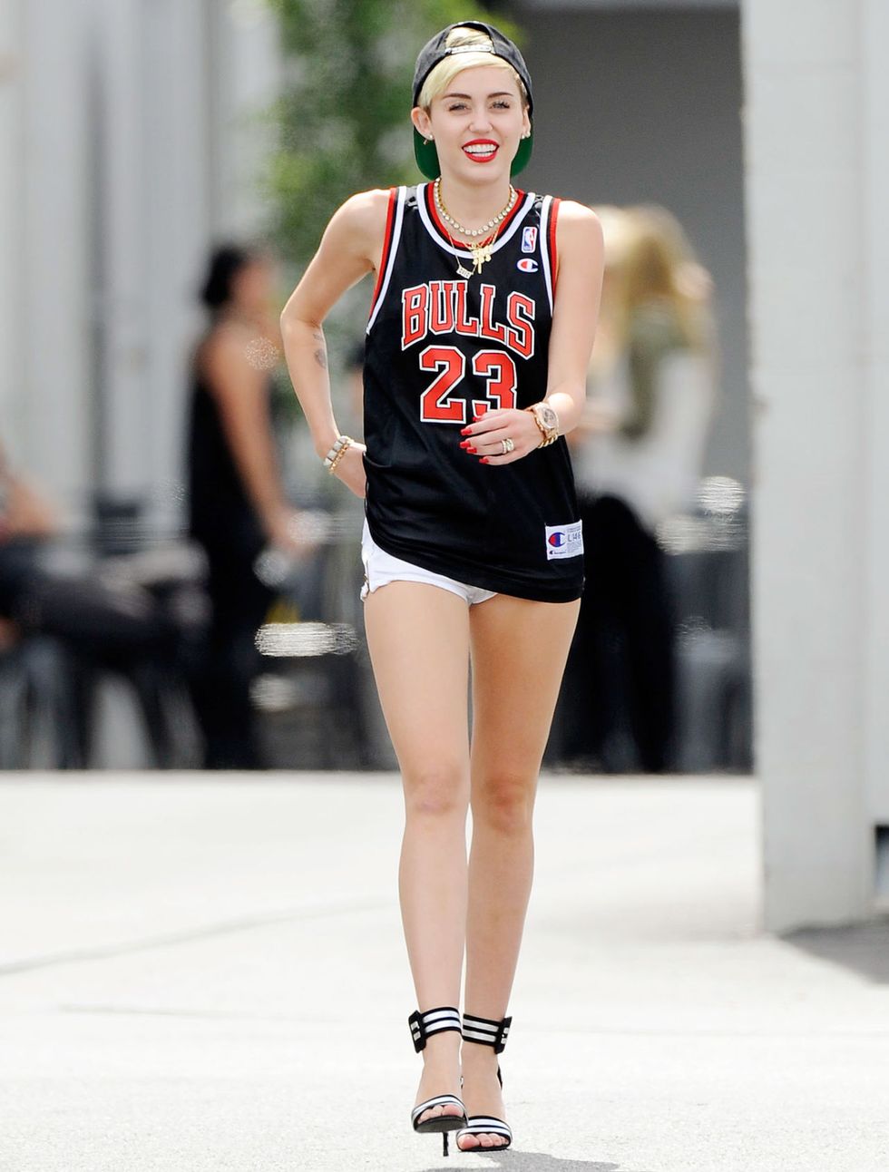 <p>La ricetta di Miley Cyrus per rendere sexy qualsiasi cosa: pantaloncini di una taglia in meno&nbsp;e tacco 12.&nbsp;</p>