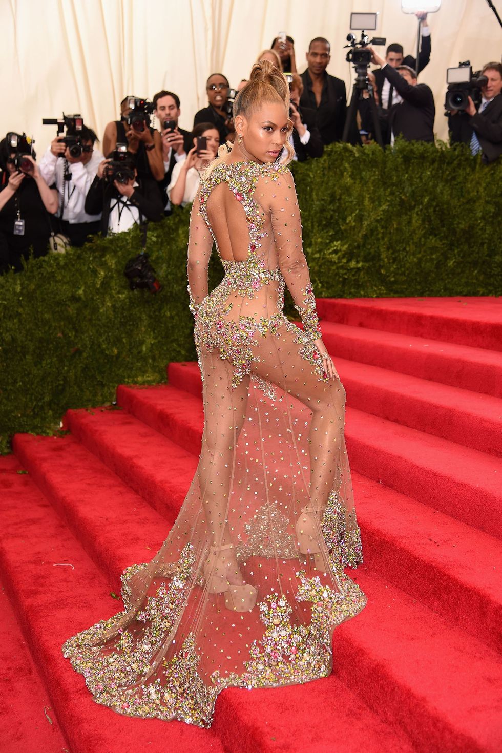 Il vestito nude look di Givenchy indossato da Beyoncé al Met Gala del 2015.