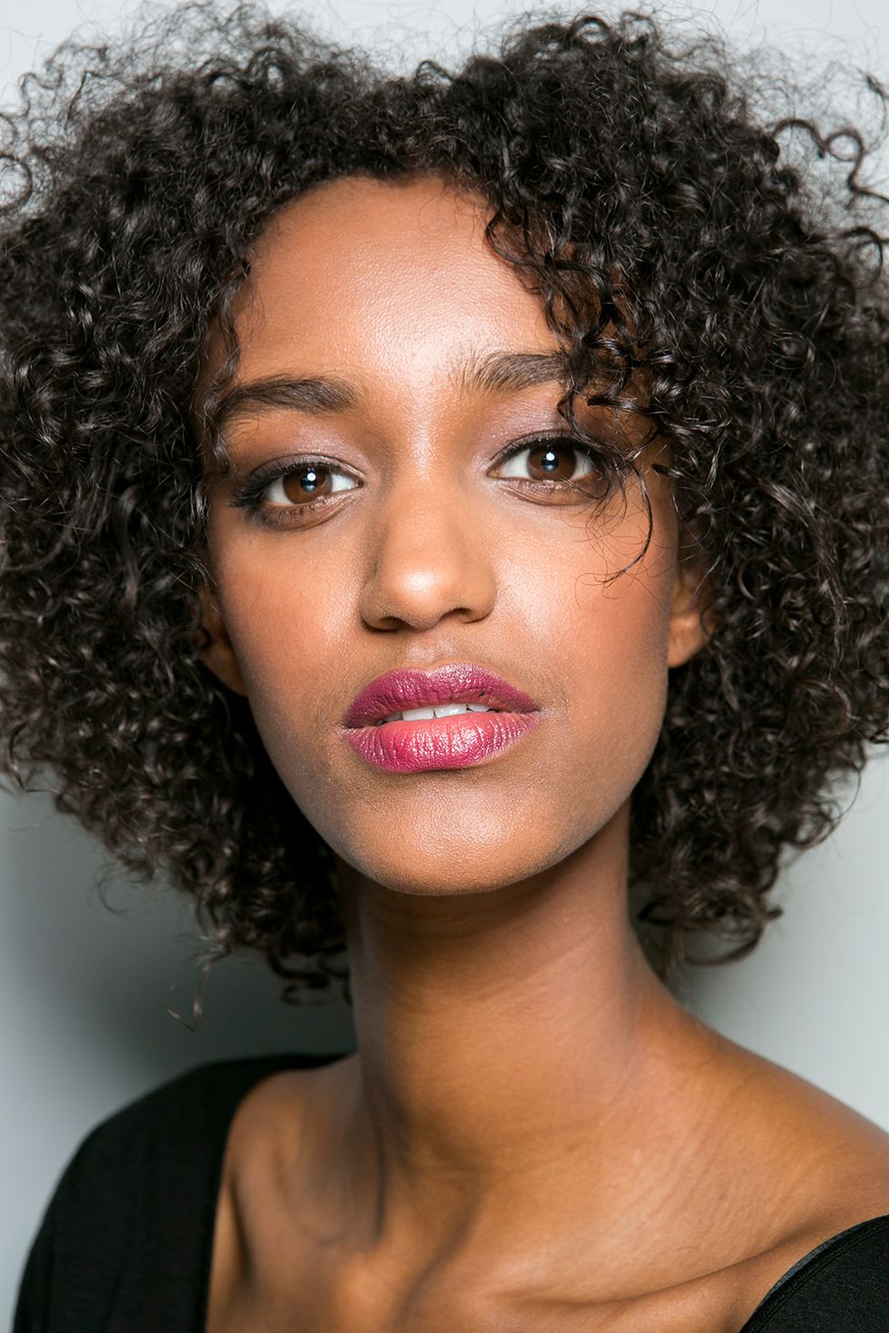 Lip, Brown, Hairstyle, Chin, Forehead, Eyebrow, Jheri curl, Joint, Black hair, Style, 