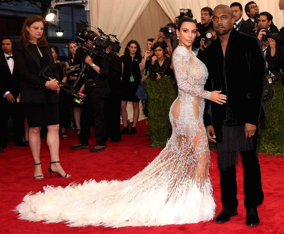 Kim Kardashian al Met Gala 2015 in un Roberto Cavalli nude look con paillettes e inserti pelliccia.