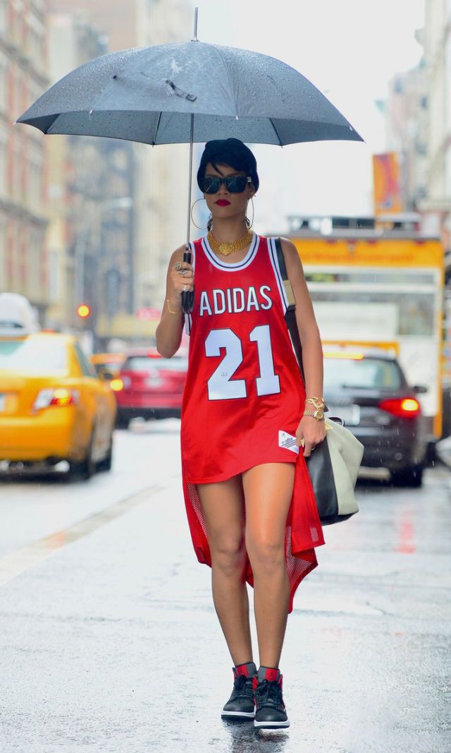 <p>Chi sarà l'unica altra mortale che può permettersi la maglia sportiva senza niente sotto? Rihanna ovviamente. Ma lo spunto&nbsp;c'è:<strong data-redactor-tag="strong" data-verified="redactor"> oversize</strong> come abitino e con le sneakers.</p>