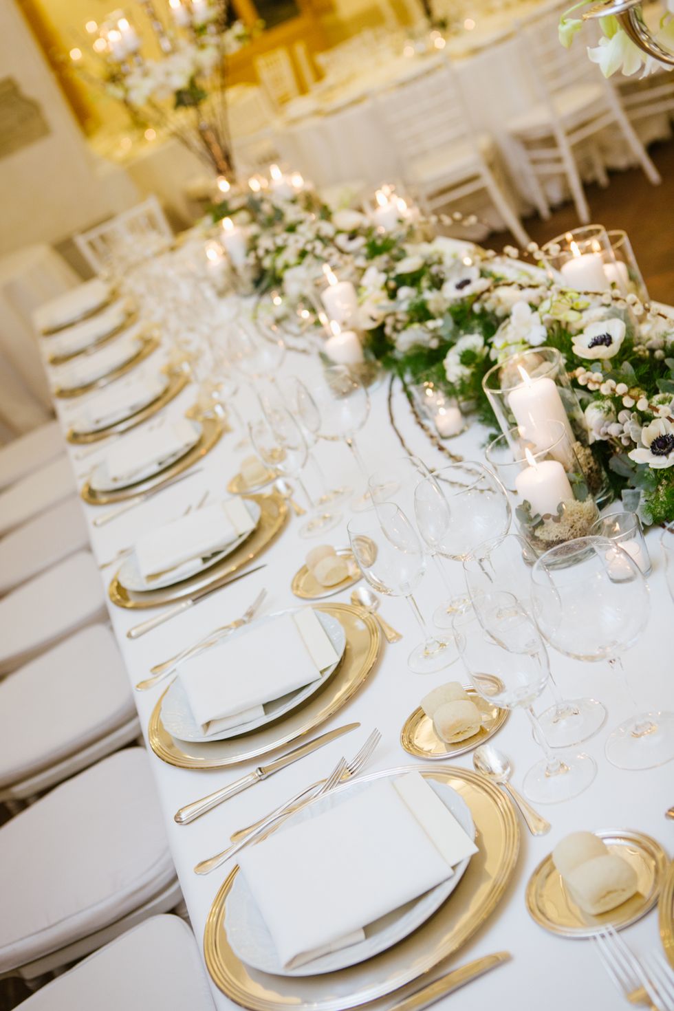 Tablecloth, Dishware, Table, Stemware, Linens, Petal, Serveware, Bouquet, Centrepiece, Champagne stemware, 