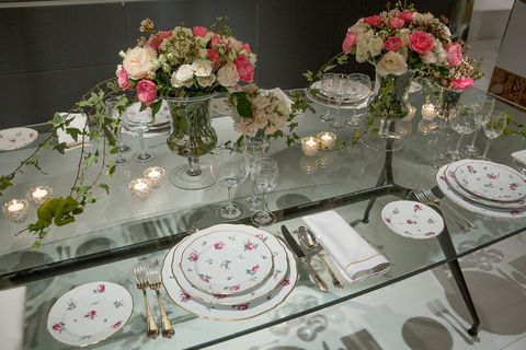 Serveware, Tablecloth, Dishware, Petal, Pink, Linens, Floristry, Table, Bouquet, Flower Arranging, 