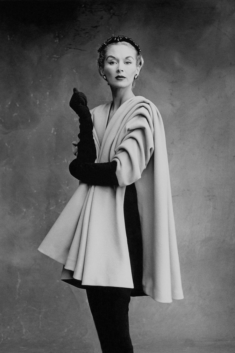 <p>Lisa Fonssagrives indossa un cappotto&nbsp;Balenciaga a Parigi, 1950. Foto di Irving Penn.</p>
