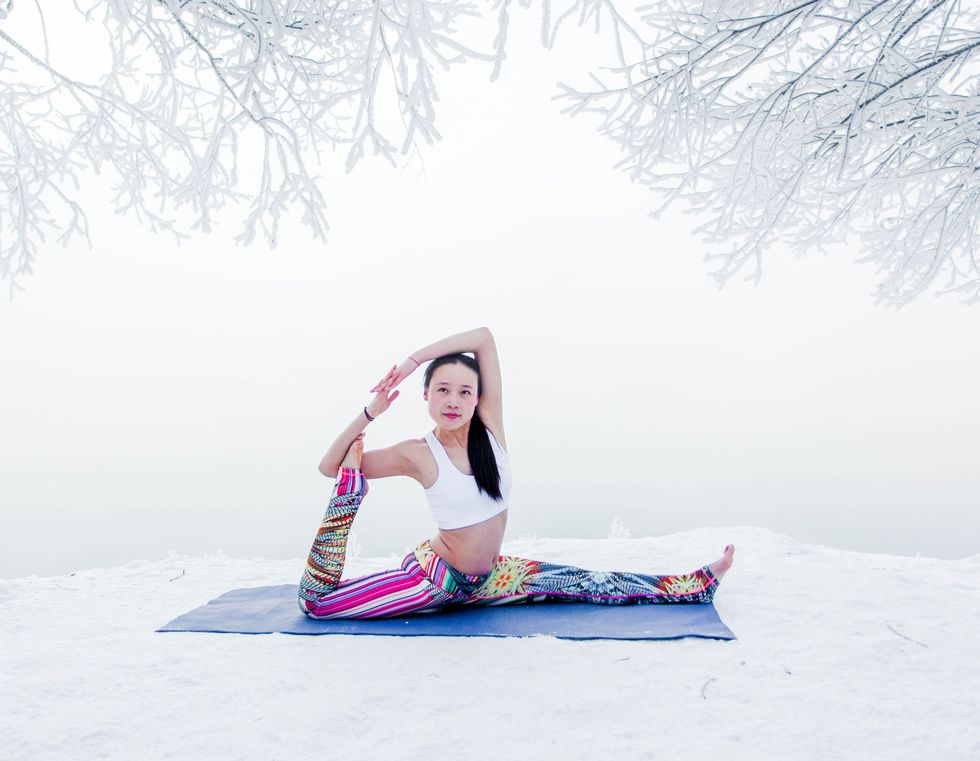 Winter, Comfort, Sitting, People in nature, Knee, Foot, Physical fitness, Ankle, Photo shoot, Active pants, 