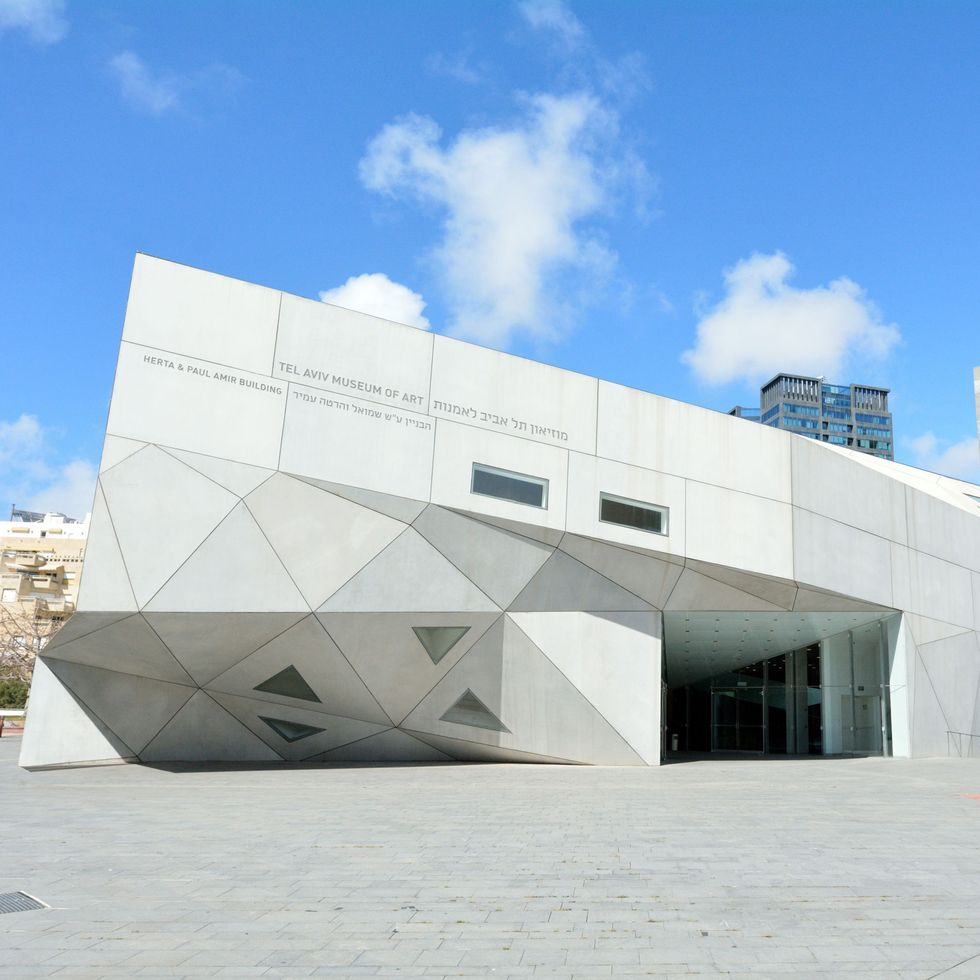 <p>Il Tel Aviv Museum of Art è uno dei principali centri culturali d'Israele. È sede di una impressionante collezione permanente di artisti locali, ma già la sua struttura architettonica vale la visita.
</p><p> <em data-redactor-tag="em">Sderot Sha'ul HaMelech 27, </em><a href="http://www.tamuseum.org.il/" target="_blank" rel?"nofollow"="" data-tracking-id="recirc-text-link"><em data-redactor-tag="em">Tamuseum.org.il</em></a><span class="redactor-invisible-space" data-verified="redactor" data-redactor-tag="span" data-redactor-class="redactor-invisible-space"></span></p>