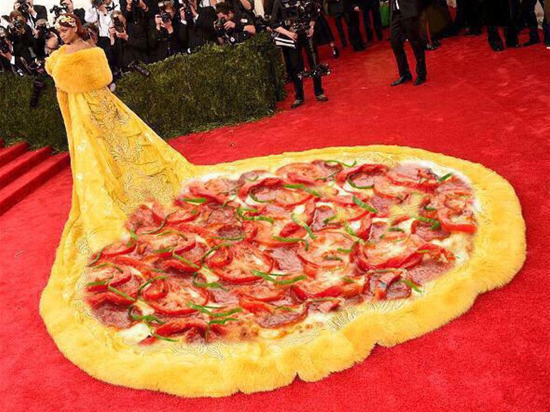 <p>2015 -&nbsp;Rihanna si presenta con il leggendario&nbsp;abito di Guo Pei che offre il fianco a una cascata di&nbsp;<a href="http://www.cosmopolitan.com/entertainment/celebs/news/a40032/rihanna-met-gala-memes/" target="_blank" data-tracking-id="recirc-text-link">meme</a>.&nbsp;</p>