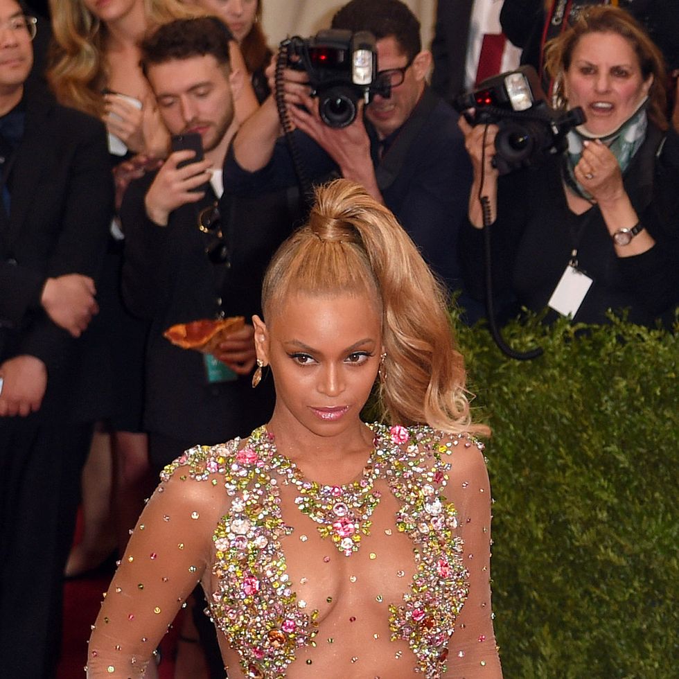 <p>2015 - Non si fanno più le paparazzate di una volta, Beyoncé viene immortalata tra un morso alla pizza e l'altro.</p>