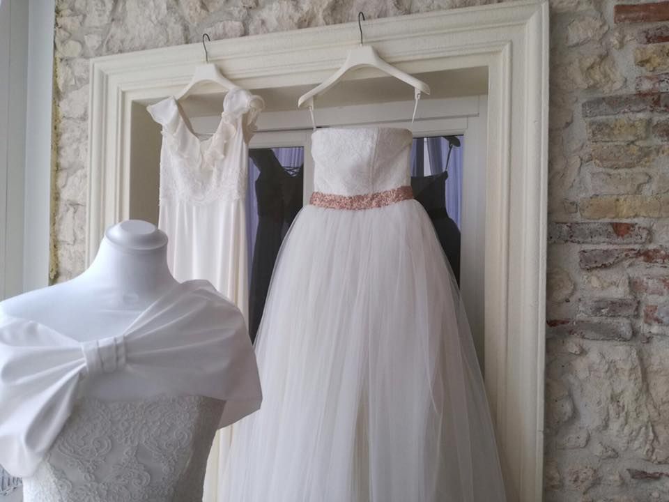 Dress, Textile, Bridal clothing, Gown, Wedding dress, Fashion, Embellishment, Grey, One-piece garment, Beige, 