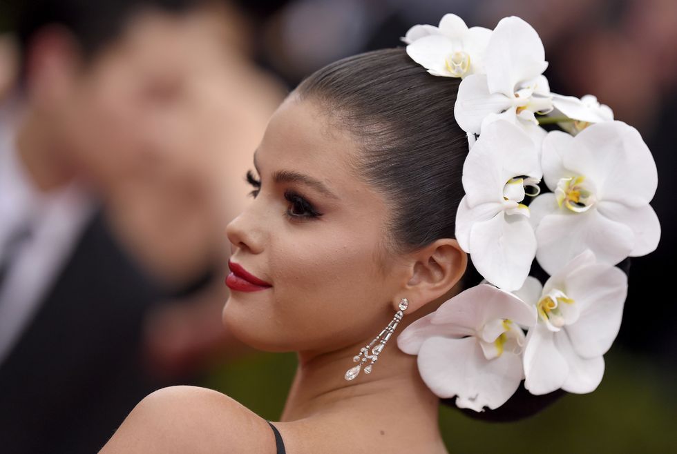 <p>2015 -&nbsp;Selena Gomez indossa un'intera pianta di orchidee sulla testa.</p>