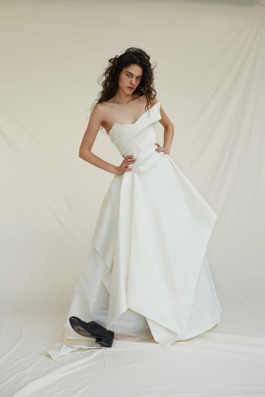 Shoulder, Dress, Textile, Joint, Formal wear, Gown, One-piece garment, Waist, Bridal clothing, Fashion model, 