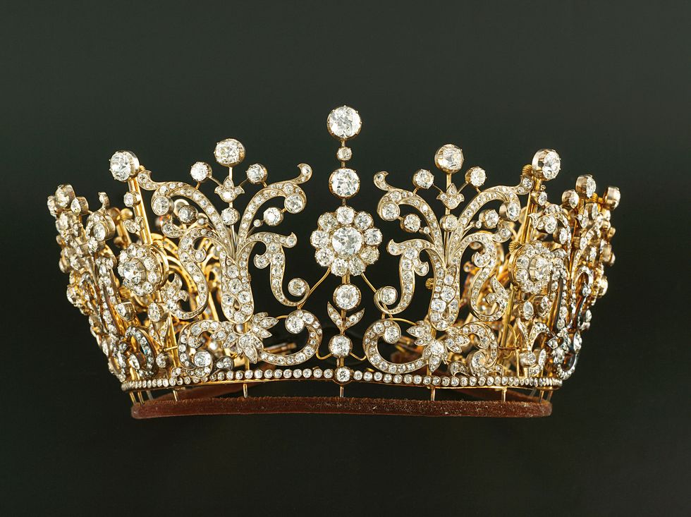 Crown, Headpiece, Fashion accessory, Tiara, Hair accessory, Jewellery, Headgear, Metal, 