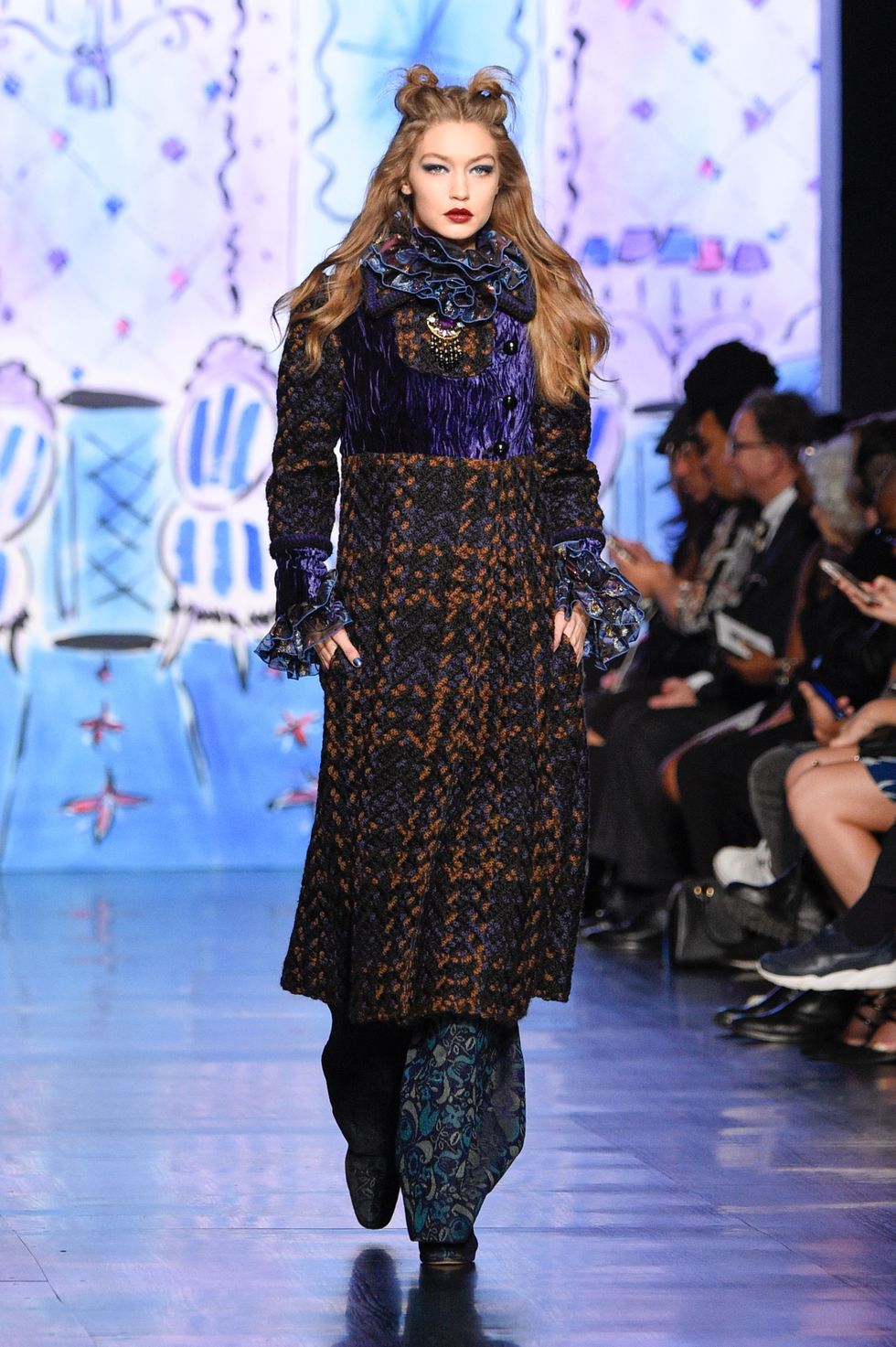 Gigi Hadid walks the Anna Suit AW17 fashion show at NYFW | ELLE UK