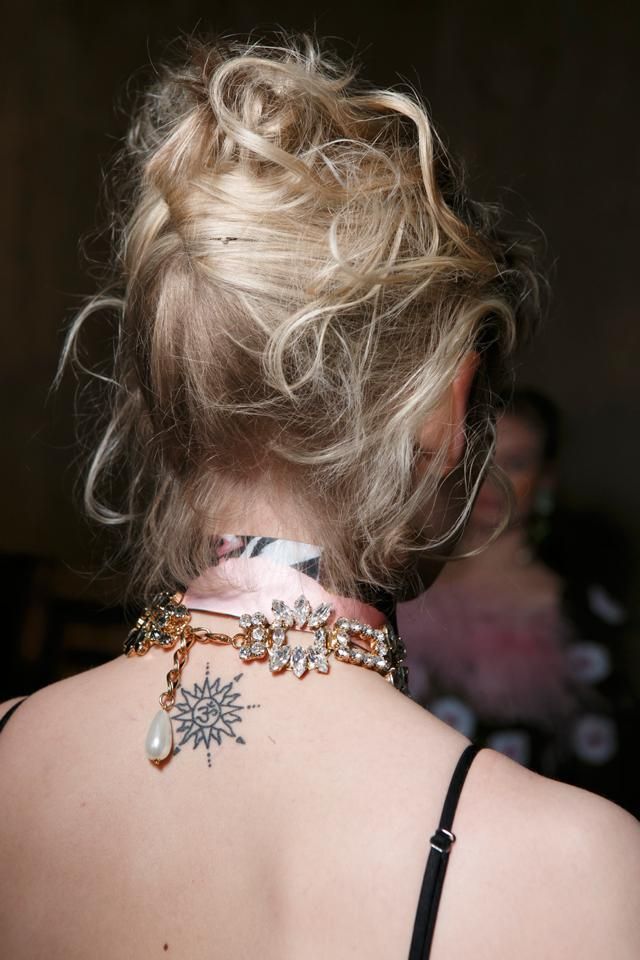 Hairstyle, Skin, Shoulder, Joint, Style, Back, Fashion accessory, Jewellery, Body jewelry, Blond, 