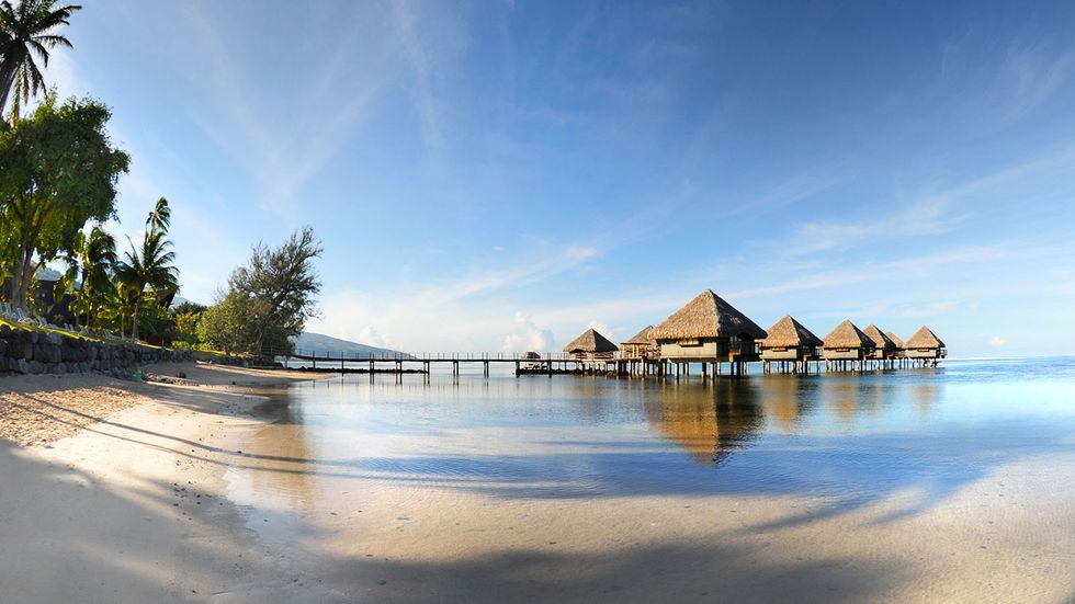 <p>I tetti di paglia e le pareti di palma intrecciate conferiscono alle ville di Le Meridien Tahiti un'atmosfera decisamente romantica. Attraverso l'acqua cristallina si può rimanere incantati a contemplare il corallo.</p>
